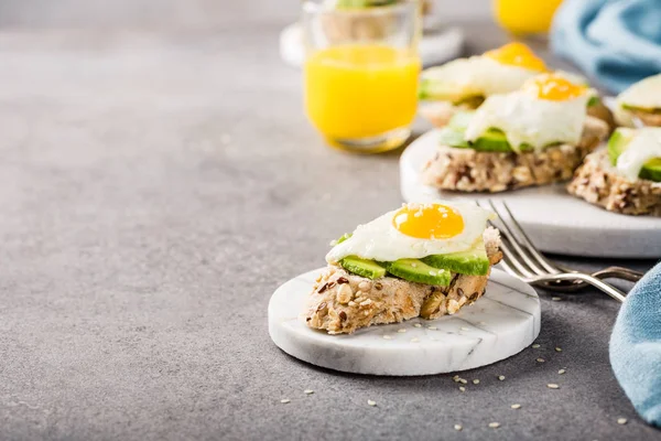 Здоровый сэндвич со свежим авокадо и жареными перепелиными яйцами — стоковое фото