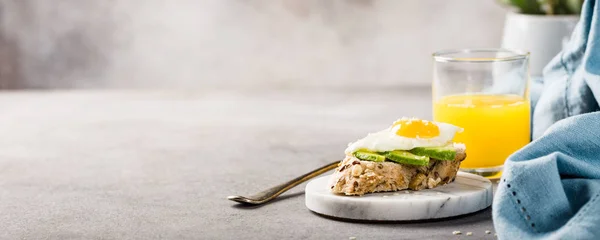Здоровий бутерброд зі свіжим авокадо та смаженими перепелиними яйцями — стокове фото