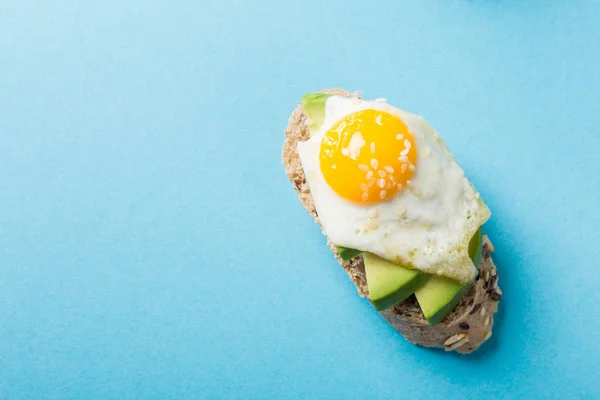 Здоровый сэндвич со свежим авокадо и жареными перепелиными яйцами — стоковое фото