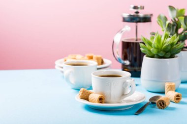 Gofretli iki fincan kahve.