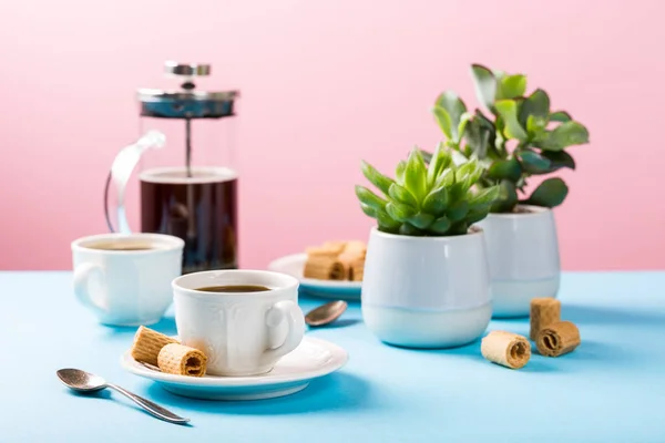 Dos tazas de café con rosquillas de oblea — Foto de Stock