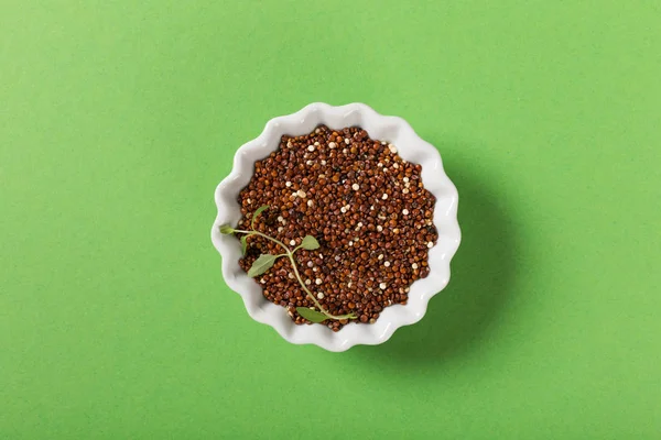 Quinoa em taças brancas — Fotografia de Stock