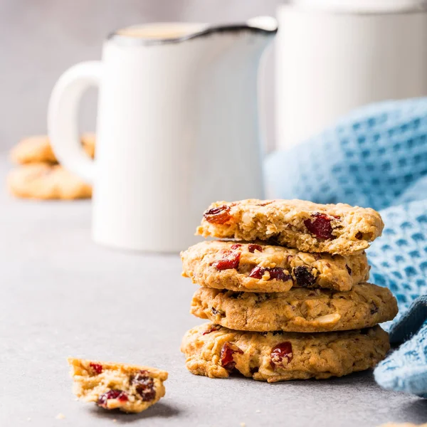 Oat meal cookies with raisins — Stock Photo, Image