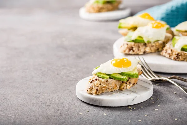 Panino con avocado e uova fritte — Foto Stock