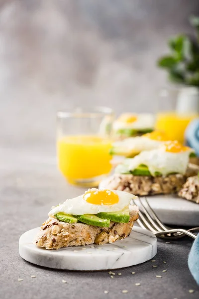 Sandwich with avocado and fried eggs — Stock Photo, Image