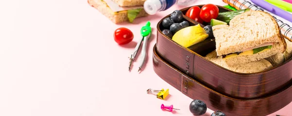 Almoço escolar com sanduíches — Fotografia de Stock