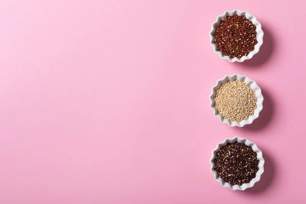 Quinoa em taças brancas — Fotografia de Stock