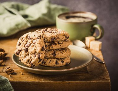 Çikolata parçacıklı kurabiye.