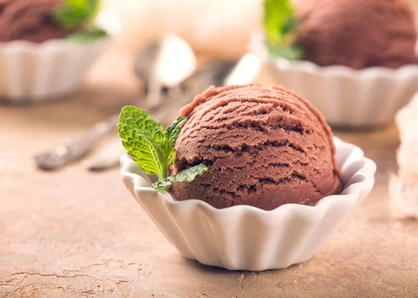Chocolade-ijs in witte kom. — Stockfoto