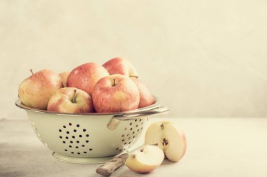 Metal süzgeç taze elma