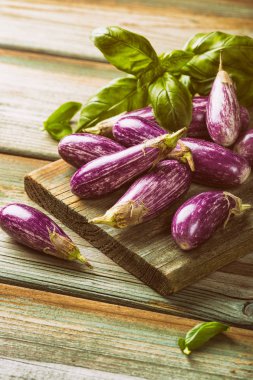 Yığın küçük patlıcan ya da patlıcan