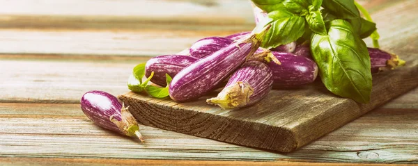 Högen av små aubergine eller Äggplanta aubergine — Stockfoto