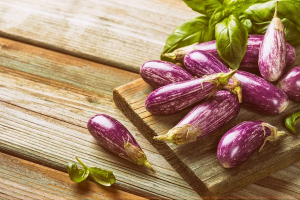 Högen av små aubergine eller Äggplanta aubergine — Stockfoto