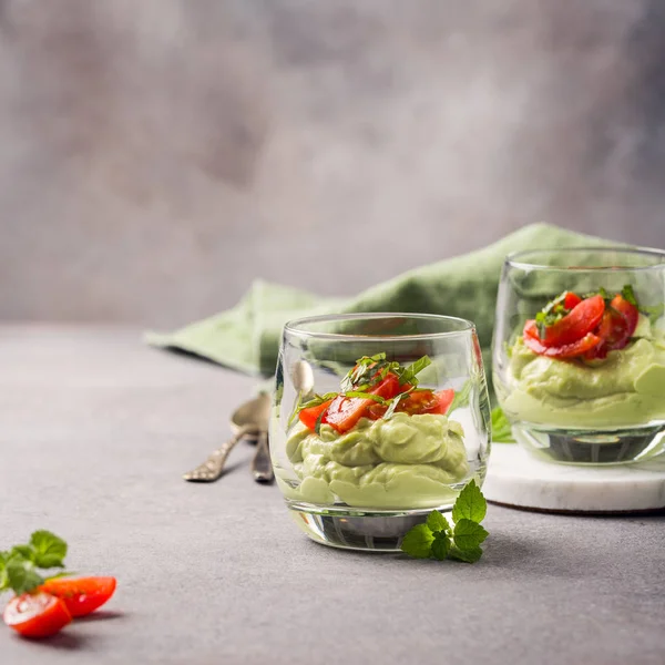 Färsk grön avokado mousse — Stockfoto