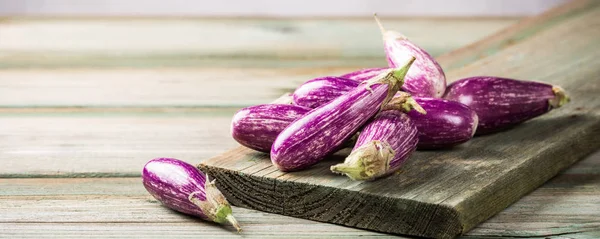 Haufen kleiner Auberginen oder Auberginen — Stockfoto