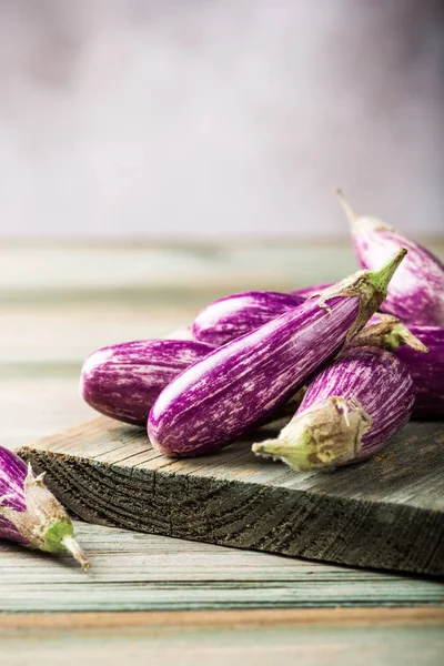 Högen av små aubergine eller Äggplanta aubergine — Stockfoto