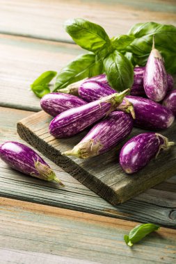 Yığın küçük patlıcan ya da patlıcan