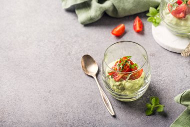 Taze yeşil avokado mus