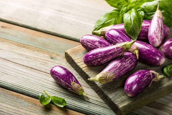 Högen av små aubergine eller Äggplanta aubergine — Stockfoto