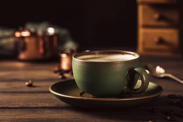 Zielony kubek kawy z młynek do kawy — Zdjęcie stockowe