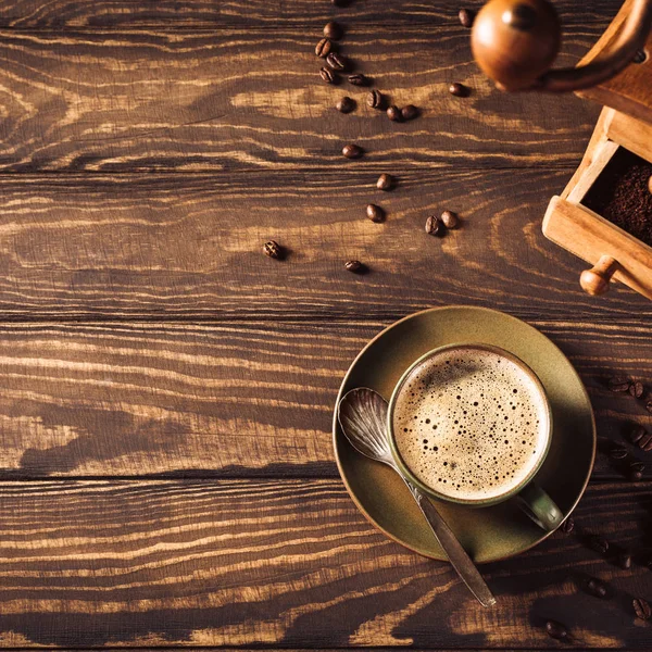 Fondo con taza de café y molinillo — Foto de Stock