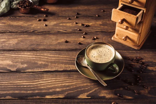 Taza verde de café con molinillo de café — Foto de Stock