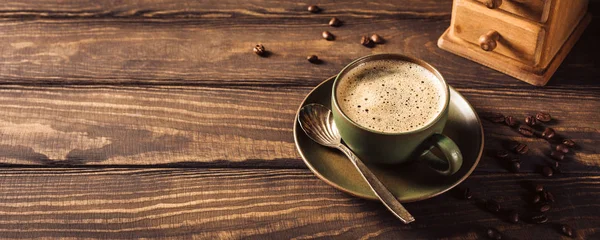 Yeşil fincan kahve kahve değirmeni ile — Stok fotoğraf