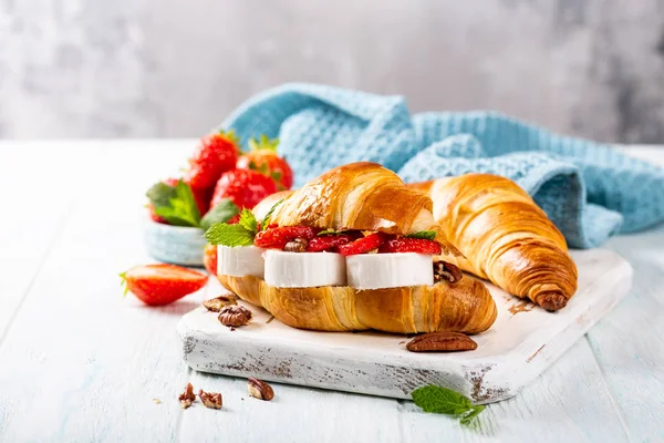 Sandwich Croissant mit Ziegenkäse — Stockfoto