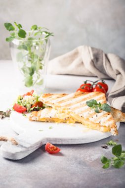 Jambonlu ve peynirli tost.