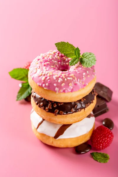 Pilha Coloridos Donuts Sem Glúten Fundo Rosa Conceito Comida Festa — Fotografia de Stock