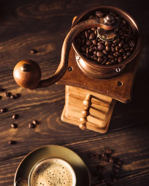 豆と古い木製コーヒーミル — ストック写真