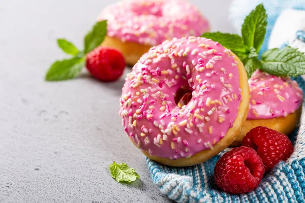 Donuts rosados sobre fondo gris —  Fotos de Stock