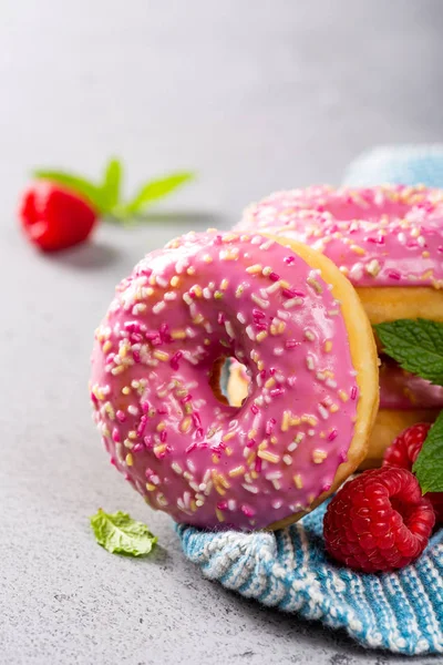 회색 바탕에 핑크 도넛 — 스톡 사진