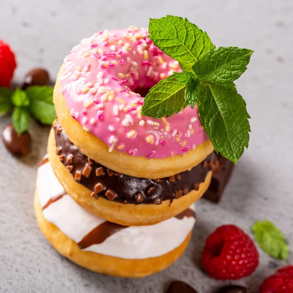 Pilha de rosquinhas coloridas — Fotografia de Stock