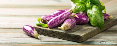 Yığın küçük patlıcan ya da patlıcan