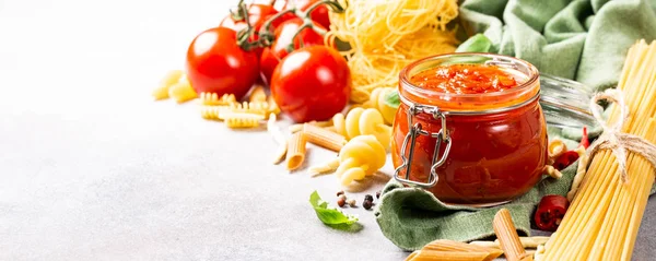 Słoik z sosem makaron lub pizzę domowej roboty klasyczne pikantne pomidor. — Zdjęcie stockowe