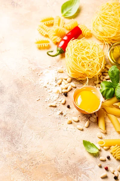 Olasz tészta egészséges alapanyagokat Carbonara szósz — Stock Fotó
