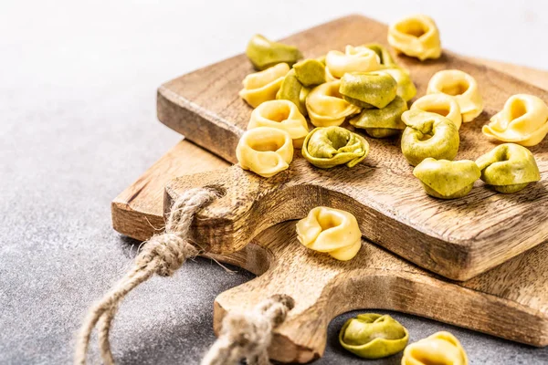 Ispanak, peynir ve ricotta ile ev yapımı Tortellini — Stok fotoğraf