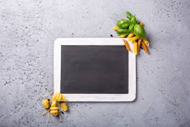 İtalyan Makarna ile siyah yazı tahtası