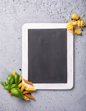 İtalyan Makarna ile siyah yazı tahtası