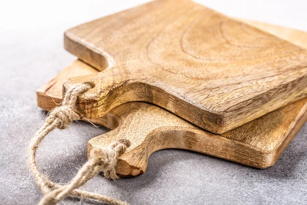 Stapel von zwei rustikalen Holzschneidebrettern — Stockfoto