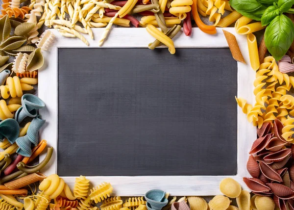 Schwarze Tafel mit italienischer Pasta — Stockfoto