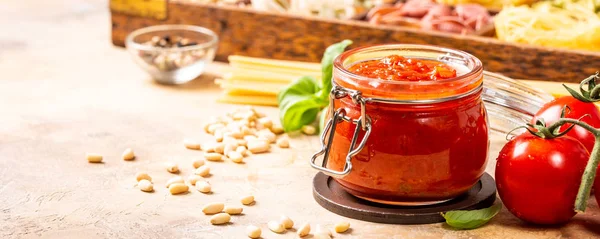 Glazen pot met zelfgemaakte klassieke pikante pasta of pizza tomatensaus. — Stockfoto