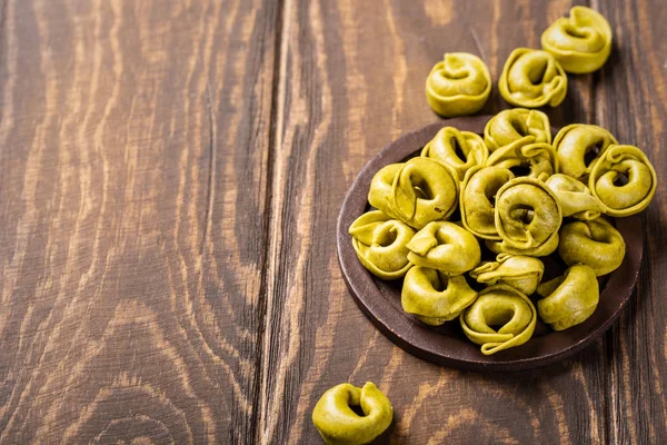 Ispanak, peynir ve ricotta ile ev yapımı Tortellini — Stok fotoğraf