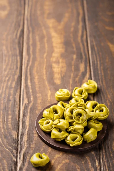 Tortellini casero con espinacas, queso y ricotta — Foto de Stock