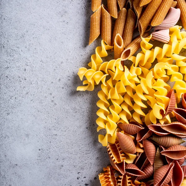 Разноцветные итальянские макароны — стоковое фото