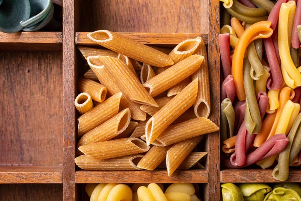 Surtido de pasta italiana colorida en caja de madera — Foto de Stock