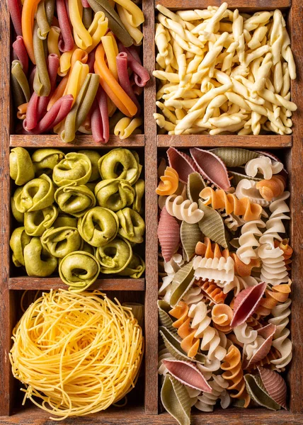 Разноцветные итальянские макароны в деревянной коробке — стоковое фото