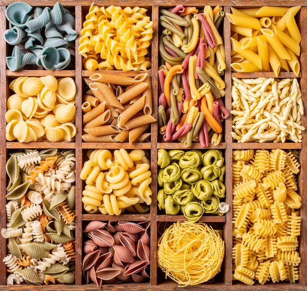 Разноцветные итальянские макароны в деревянной коробке — стоковое фото