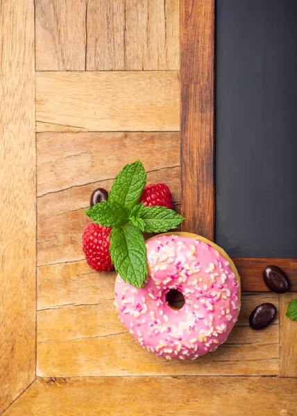 Chalkboard preto com donut de vidro rosa — Fotografia de Stock
